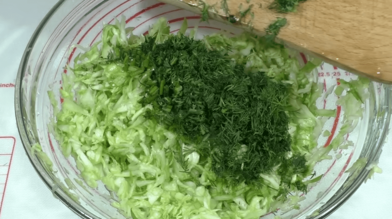 Рецепт смачного пирога з молодої та старої капусти - ніжніше за будь-які запіканки Фото: YouTube Лілія Цвіт