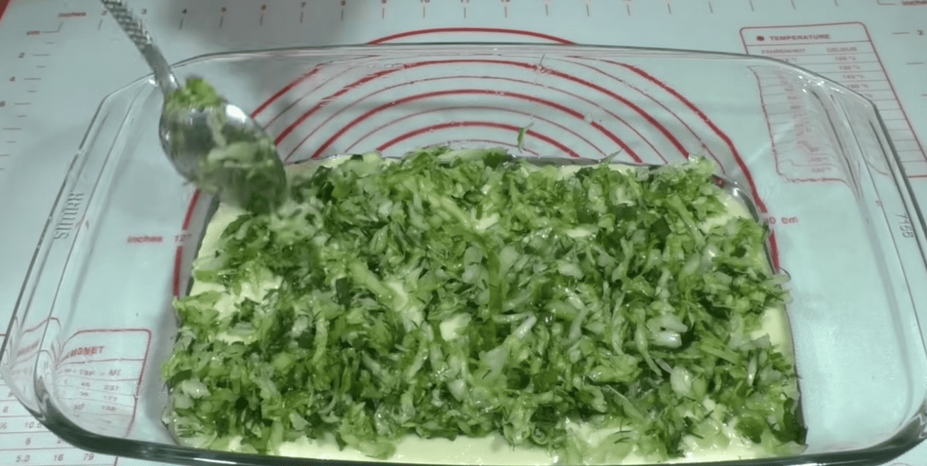 Рецепт смачного пирога з молодої та старої капусти - ніжніше за будь-які запіканки Фото: YouTube Лілія Цвіт