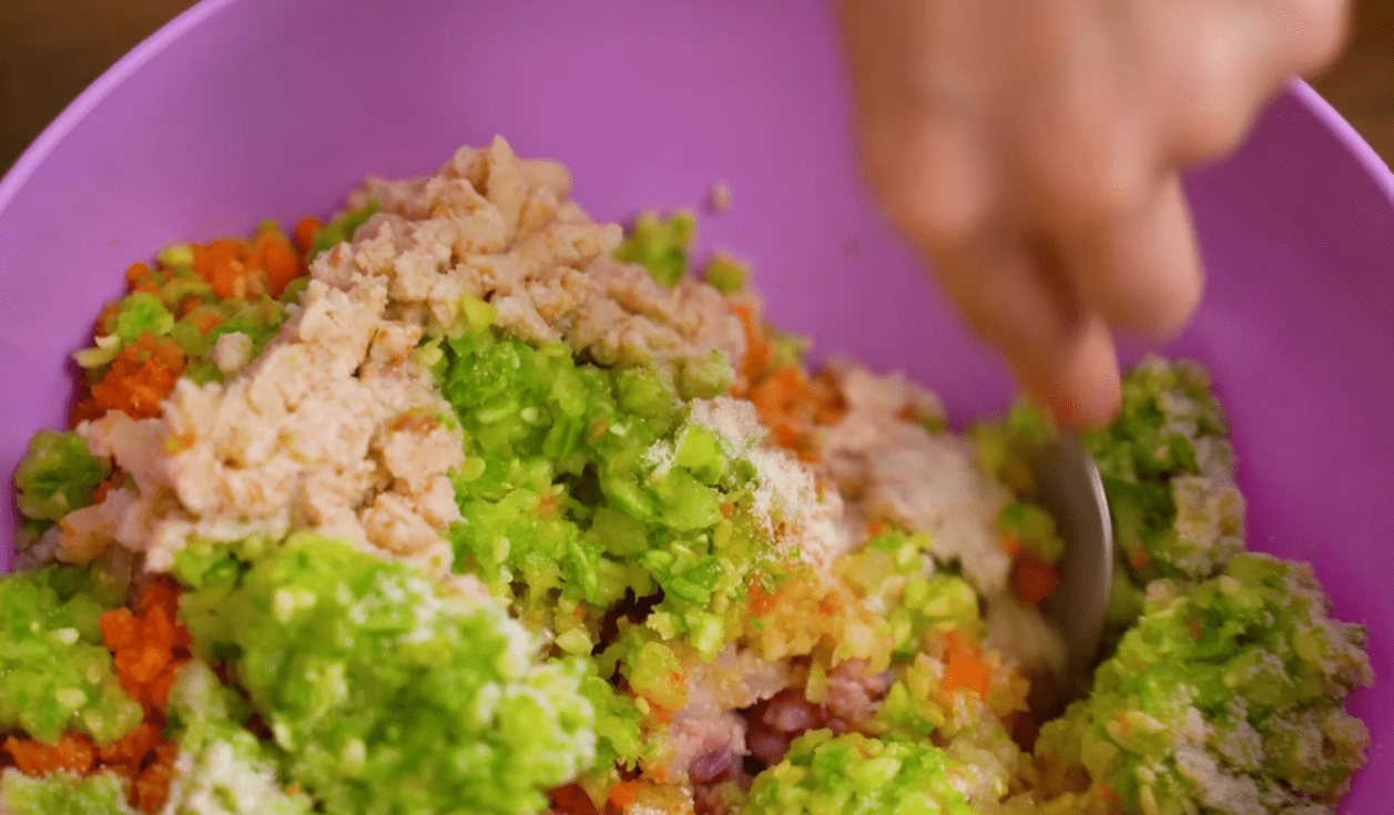 Кулінарка знайшла найкращий рецепт соковитих котлет за копійки Фото: YouTube Alina FooDee