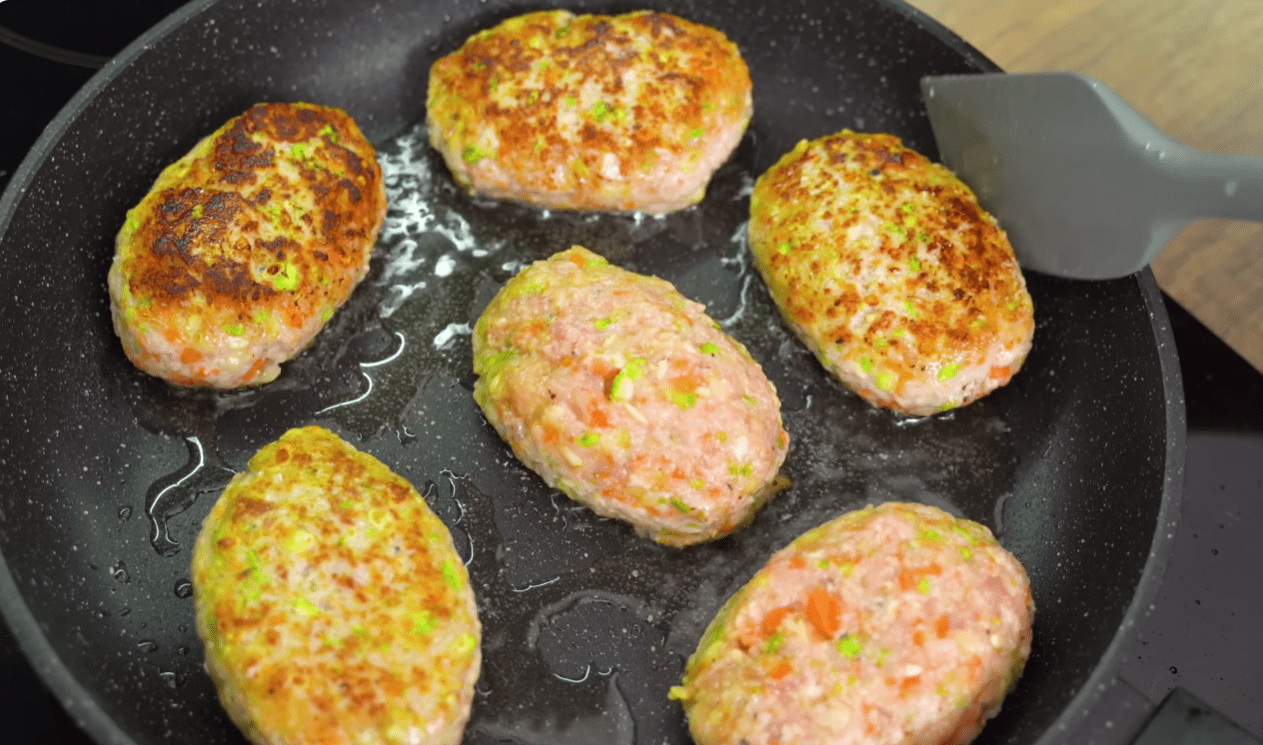 Кулінарка знайшла найкращий рецепт соковитих котлет за копійки Фото: YouTube Alina FooDee