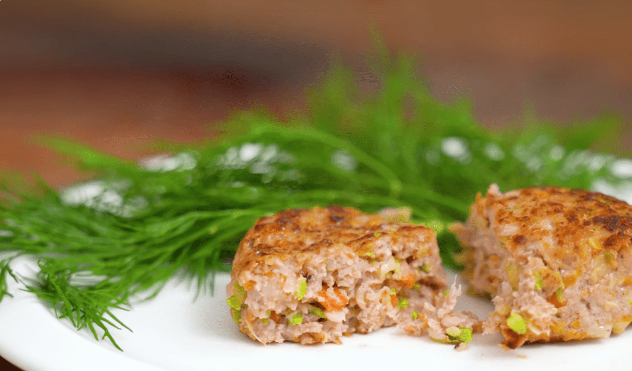 Кулінарка знайшла найкращий рецепт соковитих котлет за копійки Фото: YouTube Alina FooDee