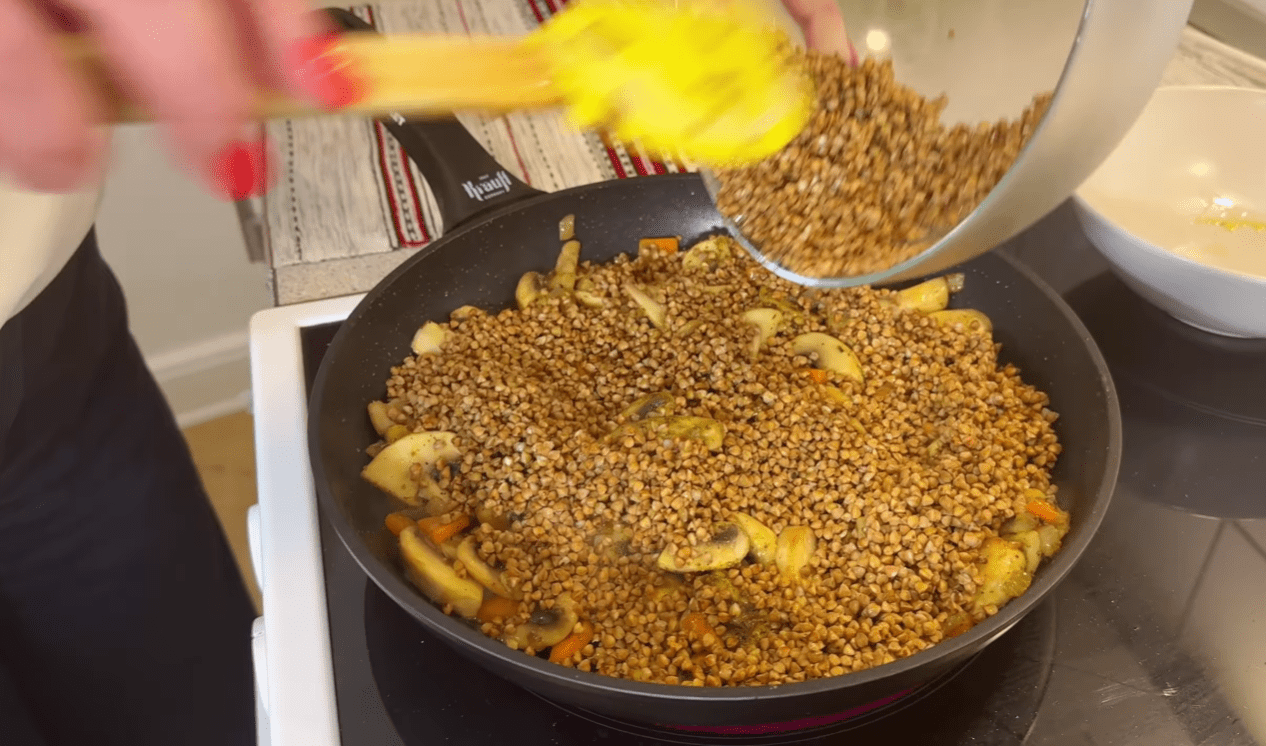 Рецепт швидкої та дуже смачної гречки на пательні Фото: YouTube СИТИЙ СТІЛ - їжа та рецепти