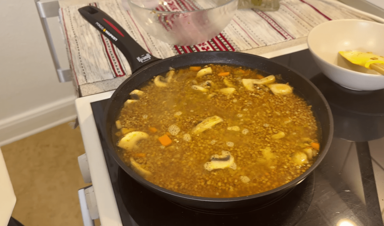 Рецепт швидкої та дуже смачної гречки на пательні Фото: YouTube СИТИЙ СТІЛ - їжа та рецепти