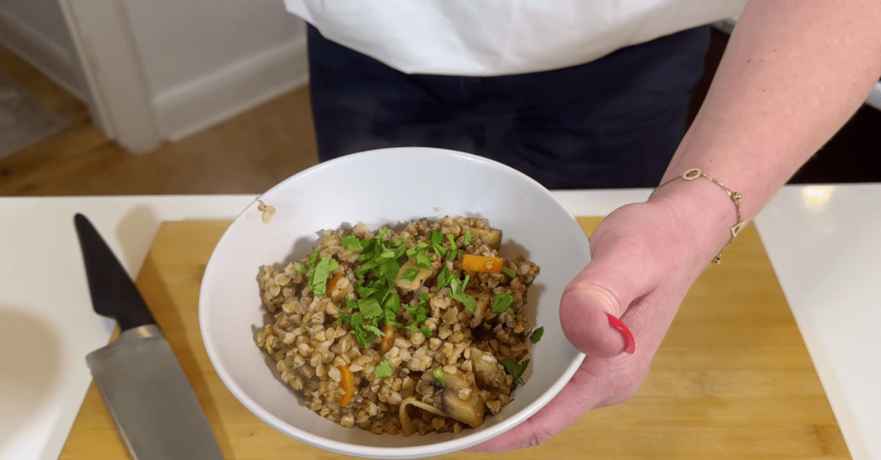 Рецепт швидкої та дуже смачної гречки на пательні Фото: YouTube СИТИЙ СТІЛ - їжа та рецепти