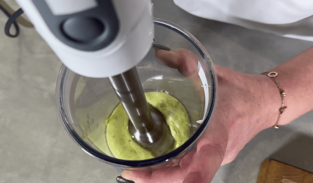 Рецепт смачного білкового салату з тунцем та фірмовим домашнім майонезом Фото: YouTube СИТИЙ СТІЛ - їжа та рецепти