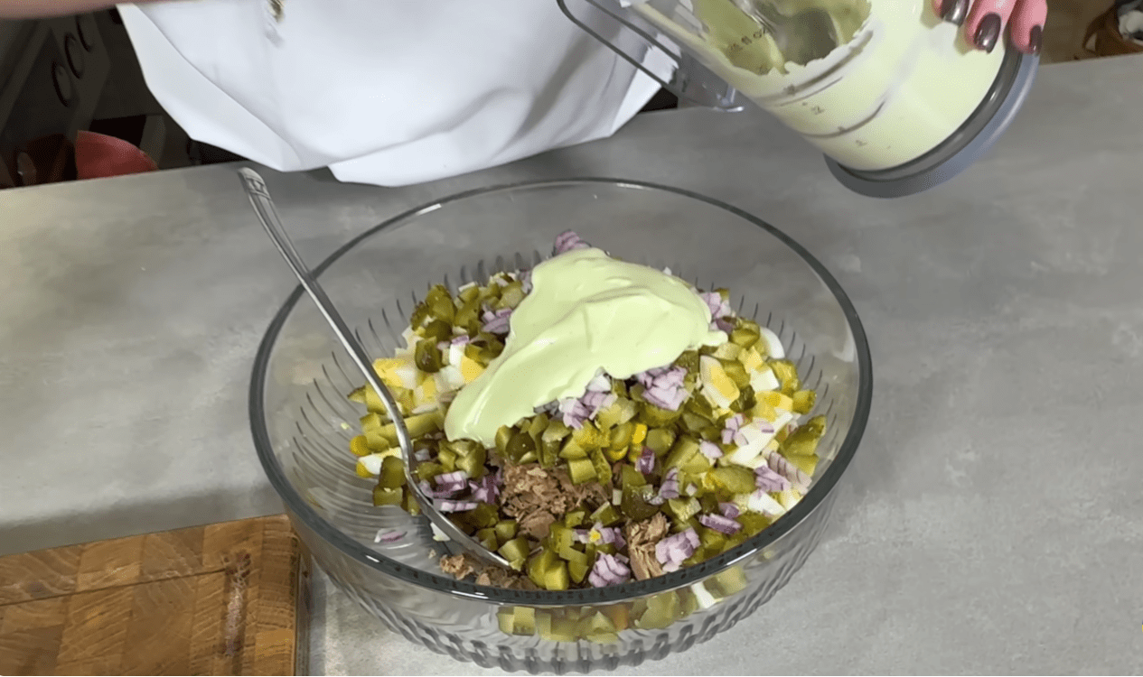 Рецепт смачного білкового салату з тунцем та фірмовим домашнім майонезом Фото: YouTube СИТИЙ СТІЛ - їжа та рецепти