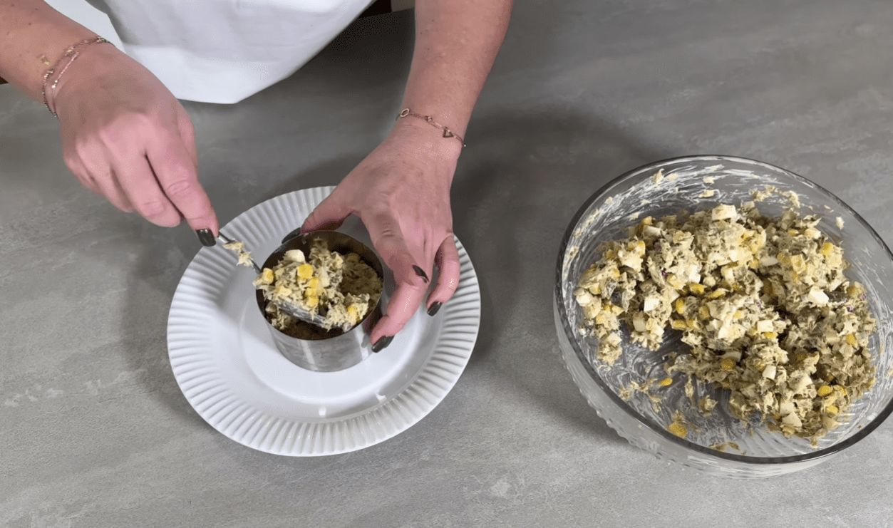 Рецепт смачного білкового салату з тунцем та фірмовим домашнім майонезом Фото: YouTube СИТИЙ СТІЛ - їжа та рецепти