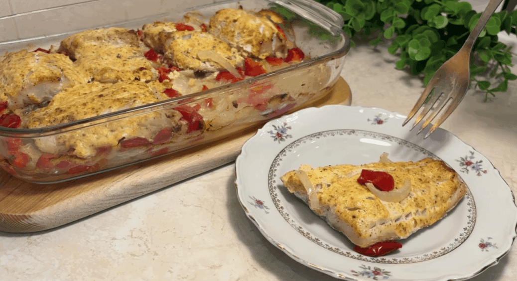 Бюджетна рибка як лосось за 20 хв: простий рецепт із овочевою подушкою та пікантним соусом 