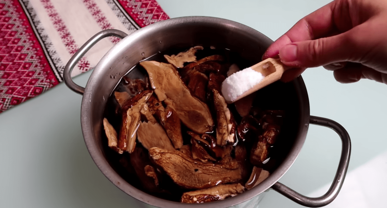 Рецепт універсальної підливки до пюре, рису, гречки та макаронів Фото: YouTube Смаколики Юлі