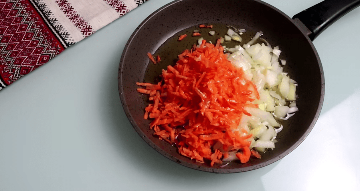 Рецепт універсальної підливки до пюре, рису, гречки та макаронів Фото: YouTube Смаколики Юлі