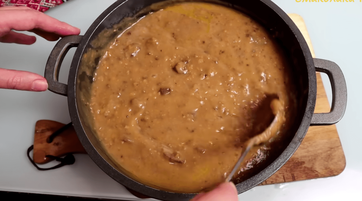 Рецепт універсальної підливки до пюре, рису, гречки та макаронів Фото: YouTube Смаколики Юлі