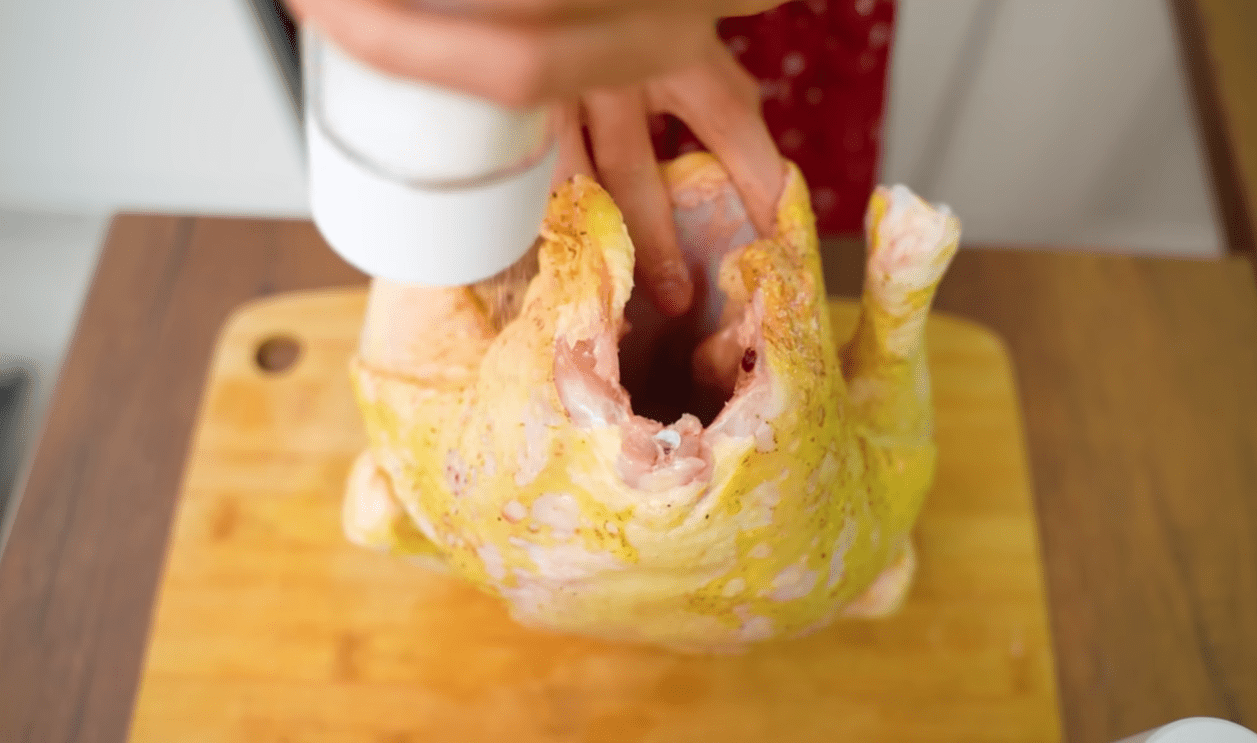 Кухарі нарешті розкрили секрет ідеальної шкірки на запеченій курці Фото: YouTube Alina FooDee