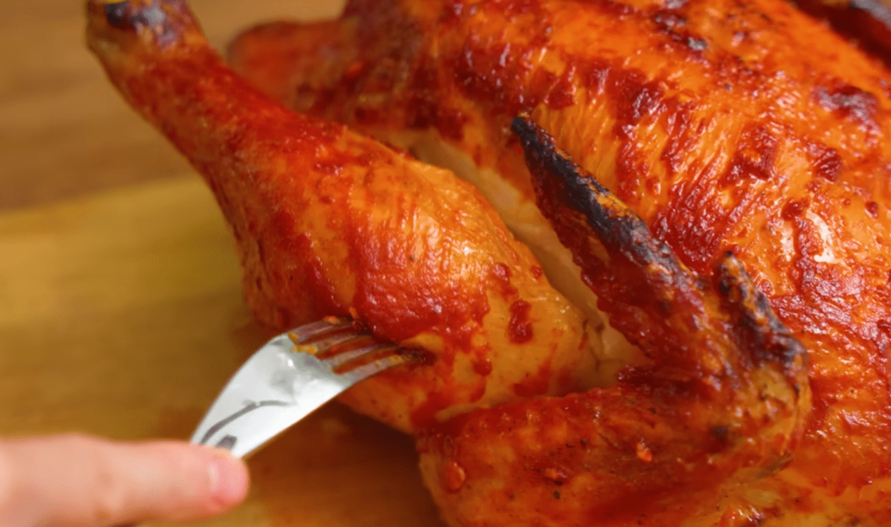 Кухарі нарешті розкрили секрет ідеальної шкірки на запеченій курці Фото: YouTube Alina FooDee