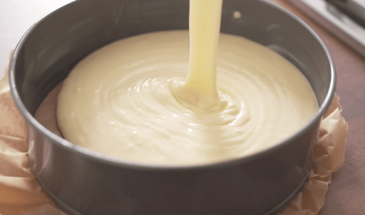 Рецепт смачного пирога на вихідні до чаю, який вже став гарною традицією Фото: YouTube Alina FooDee