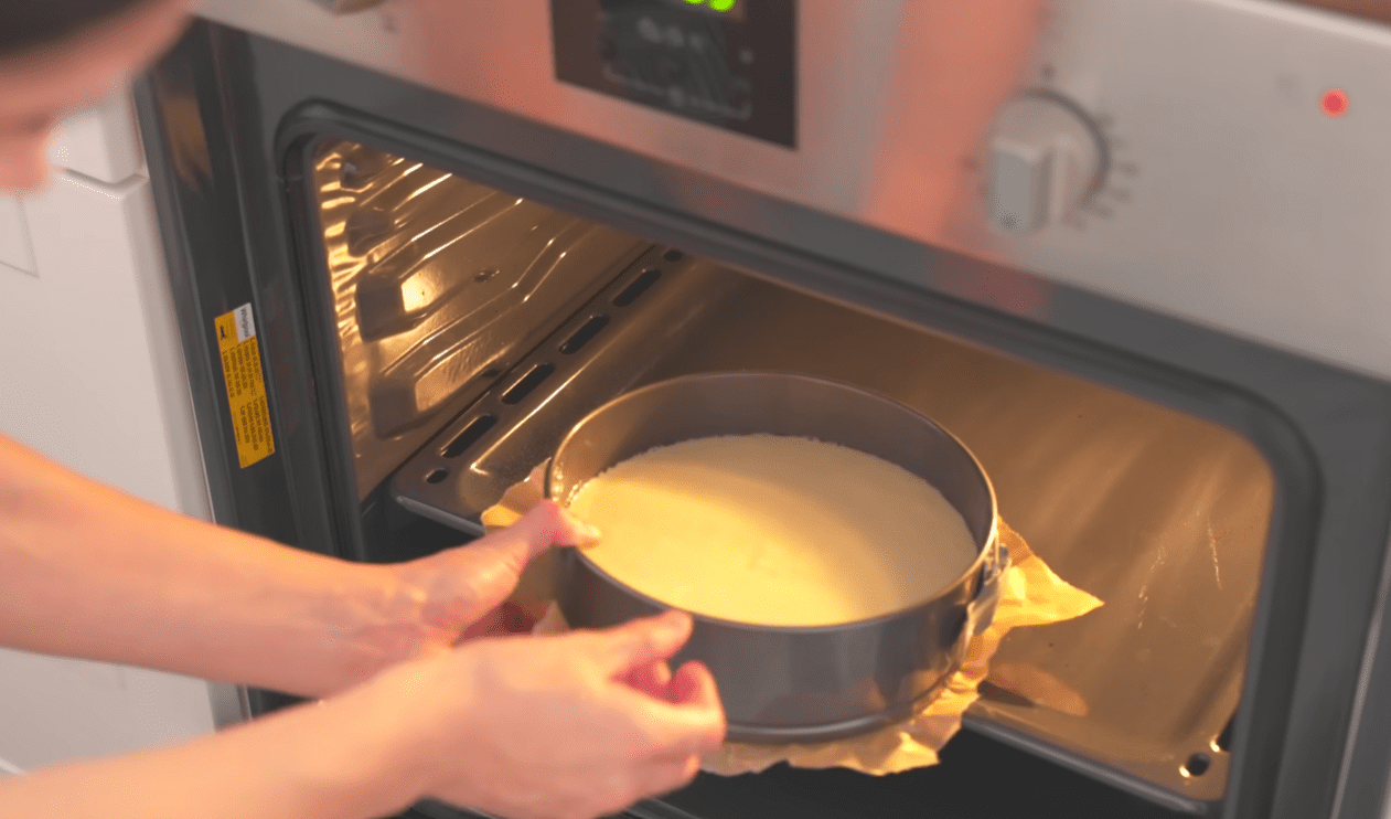 Рецепт смачного пирога на вихідні до чаю, який вже став гарною традицією Фото: YouTube Alina FooDee