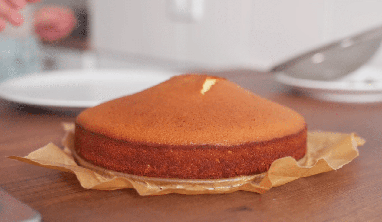 Рецепт смачного пирога на вихідні до чаю, який вже став гарною традицією Фото: YouTube Alina FooDee