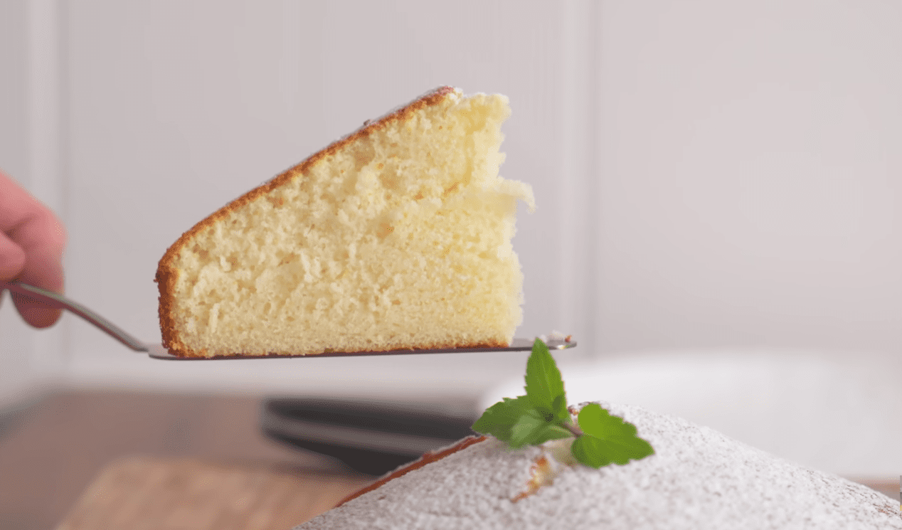 Рецепт смачного пирога на вихідні до чаю, який вже став гарною традицією Фото: YouTube Alina FooDee