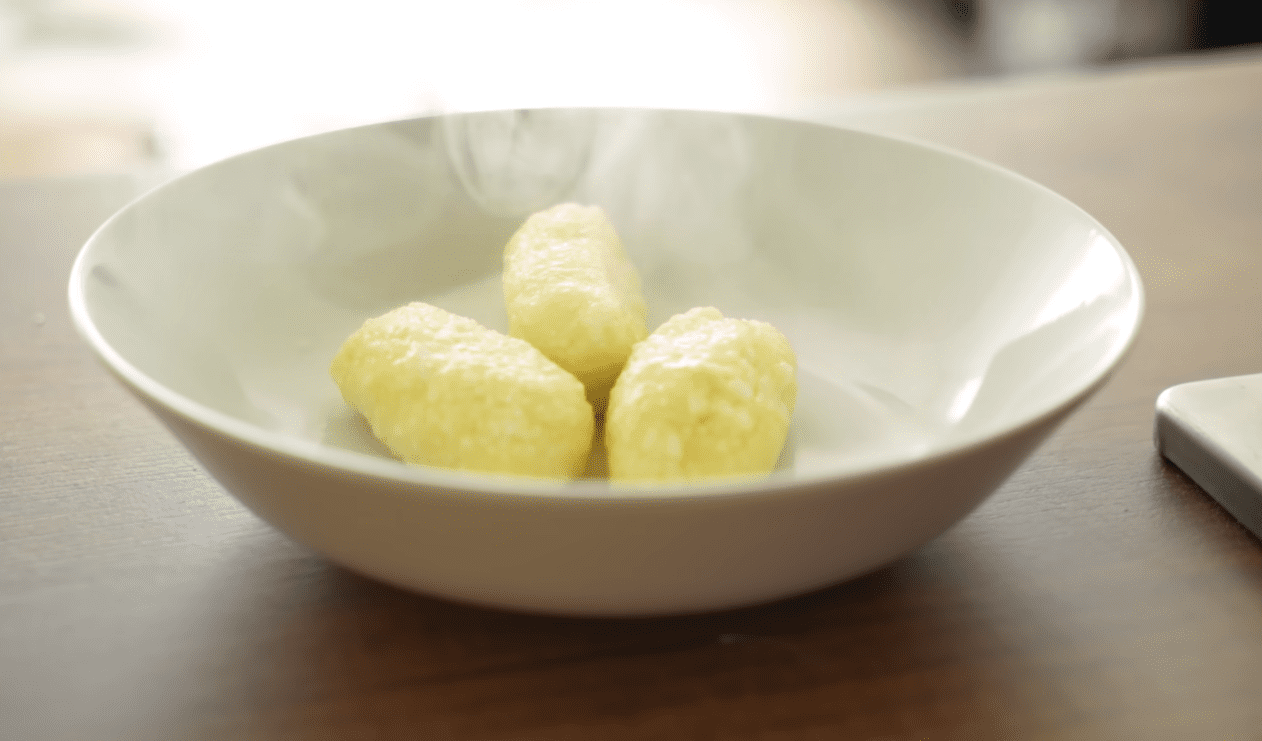 Корисний рецепт сніданку по-селянськи з найпростіших продуктів Фото: YouTube Alina FooDee