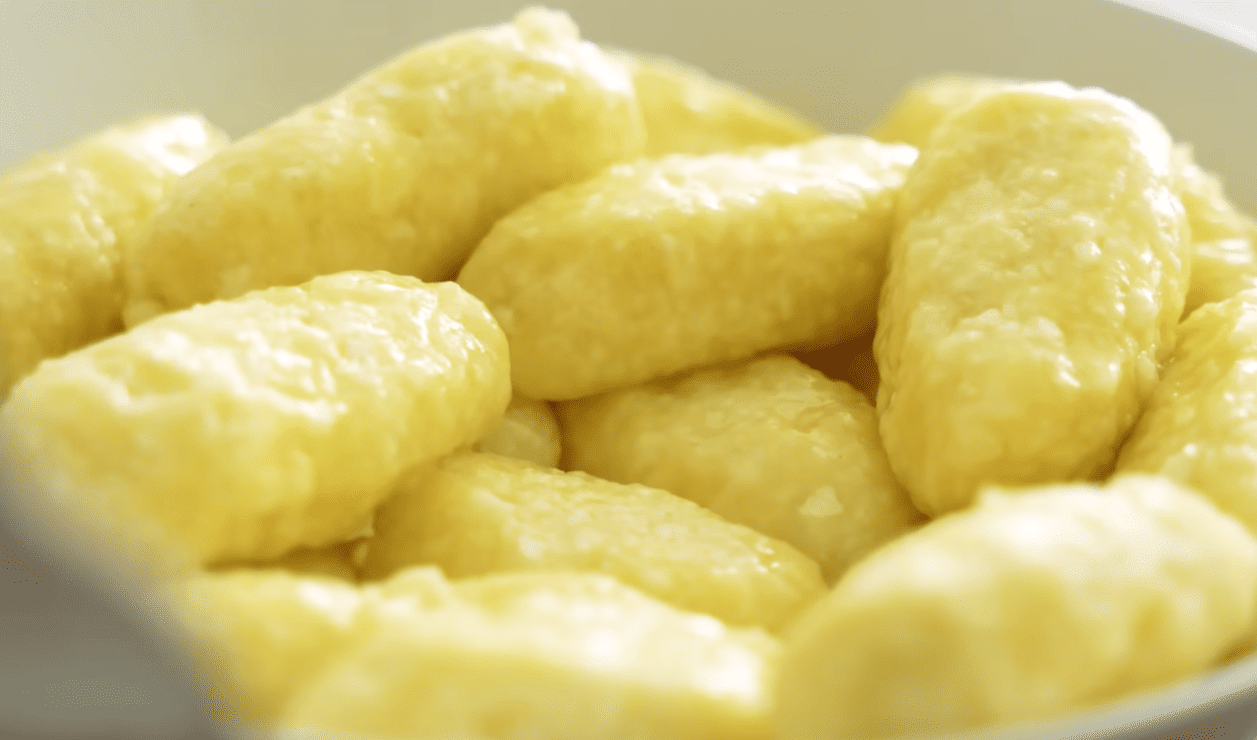 Корисний рецепт сніданку по-селянськи з найпростіших продуктів Фото: YouTube Alina FooDee