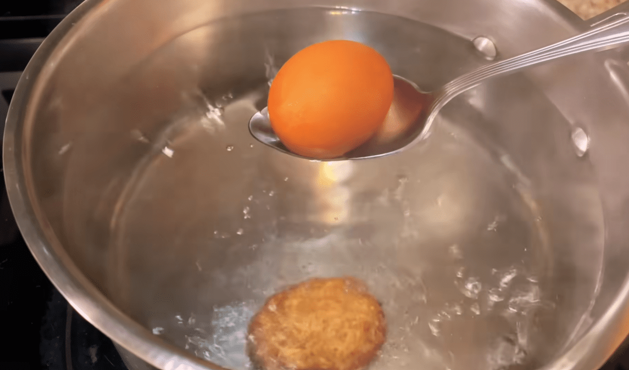 Як правильно зварити яйця, щоб вони легко чистилися та не було синьої смужки Фото: YouTube Рецепти в гостях у Вані