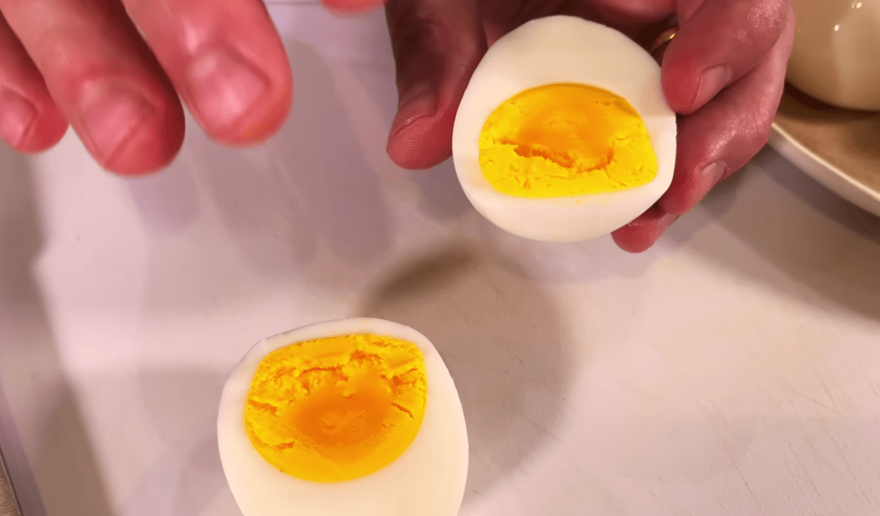Як правильно зварити яйця, щоб вони легко чистилися та не було синьої смужки Фото: YouTube Рецепти в гостях у Вані