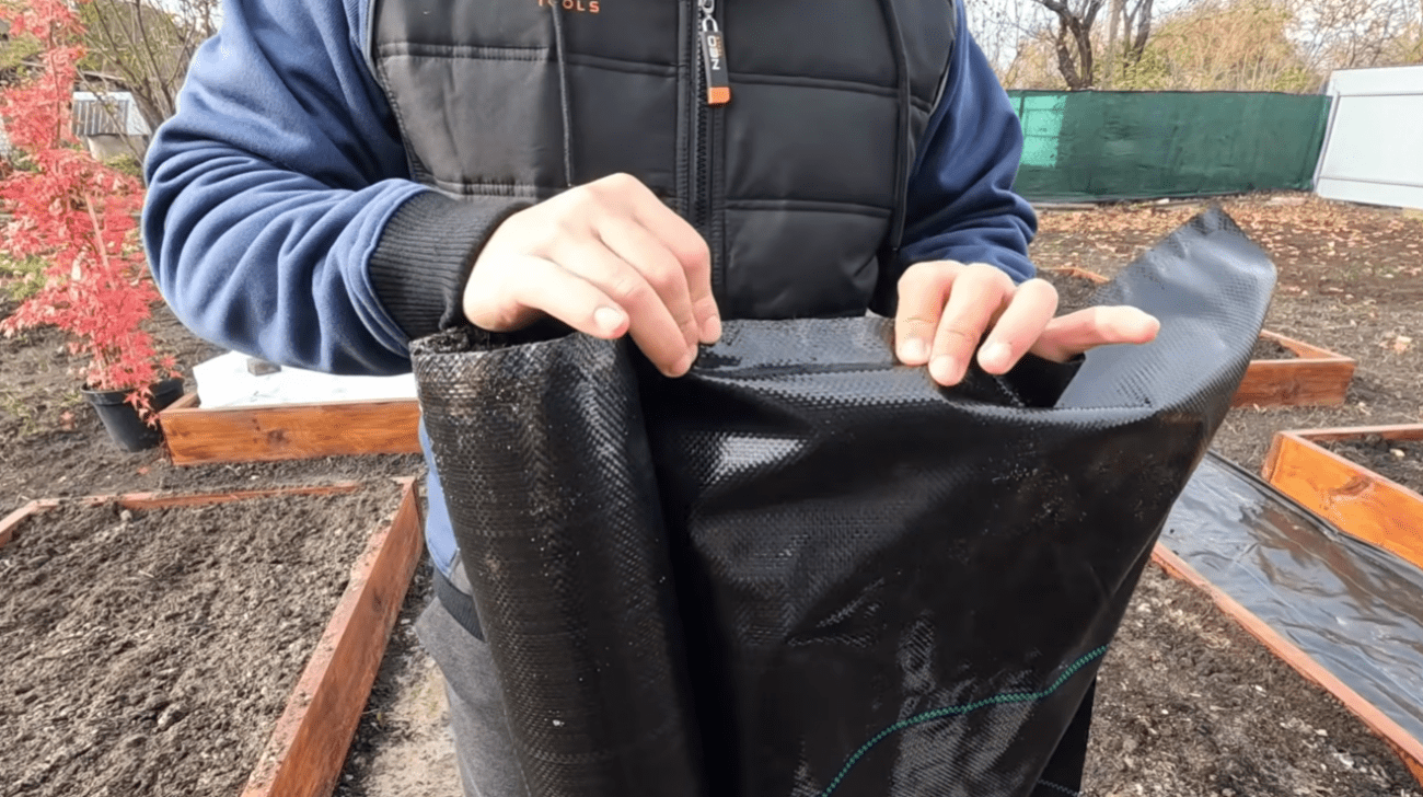 Як швидко, дешево та без бруду зробити найкращі доріжки для городу Фото: YouTube Наша дача