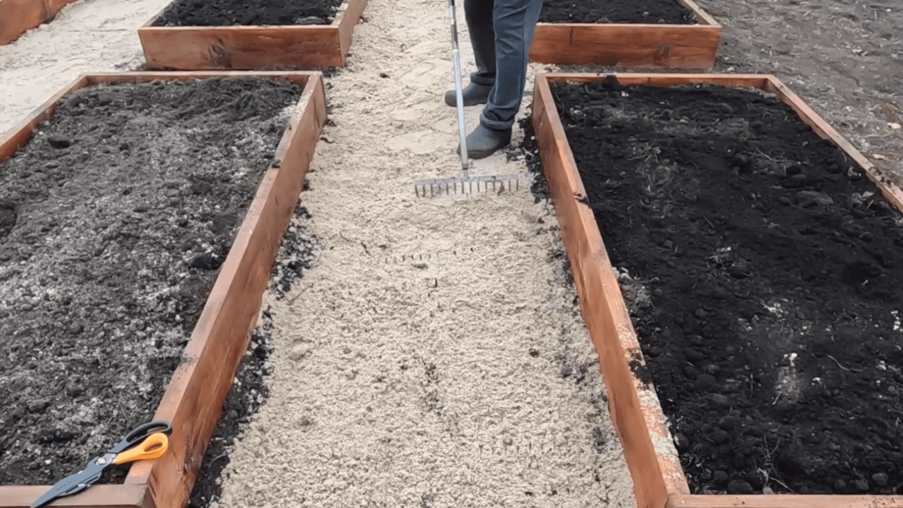 Як швидко, дешево та без бруду зробити найкращі доріжки для городу Фото: YouTube Наша дача