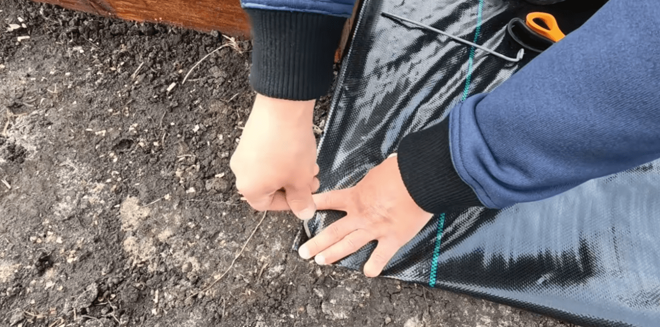 Як швидко, дешево та без бруду зробити найкращі доріжки для городу Фото: YouTube Наша дача