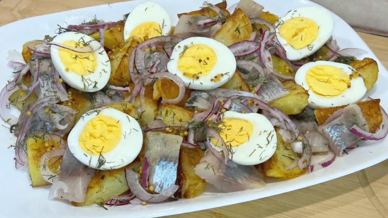 Рецепт салату-закуски з оселедця, який став народним хітом 2026 року Фото: YouTube Кухня невмілої господині