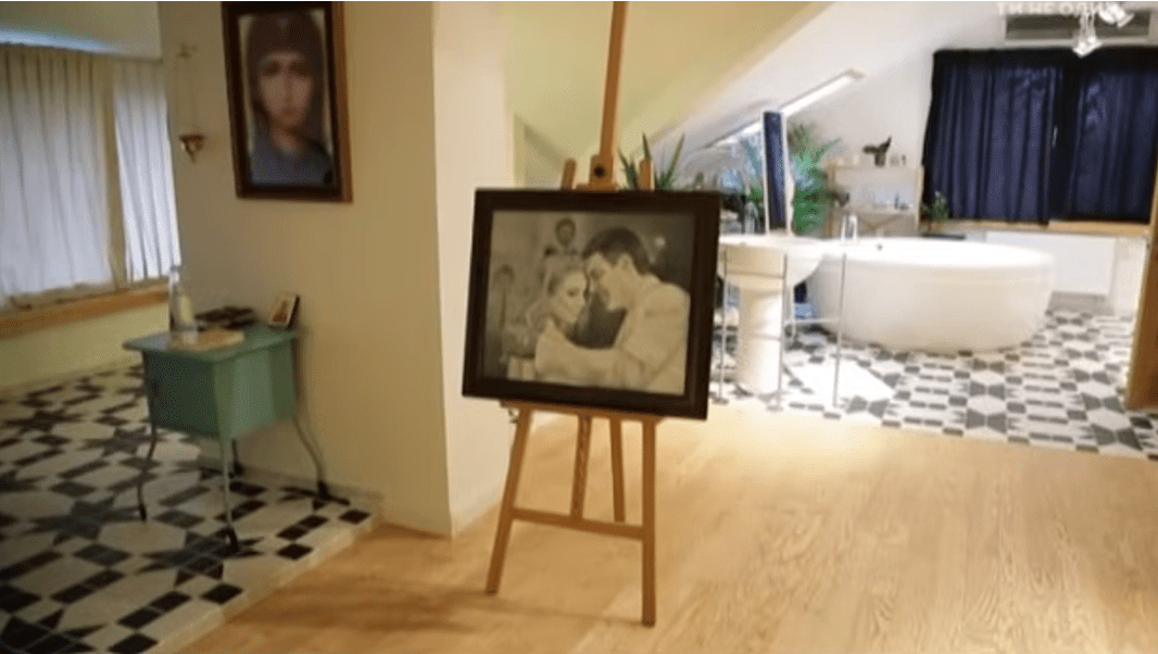 Тіна Кароль похвалилася дизайном своєї спальні з роялем Фото: скріншот відео "Світське життя" каналу 1+1