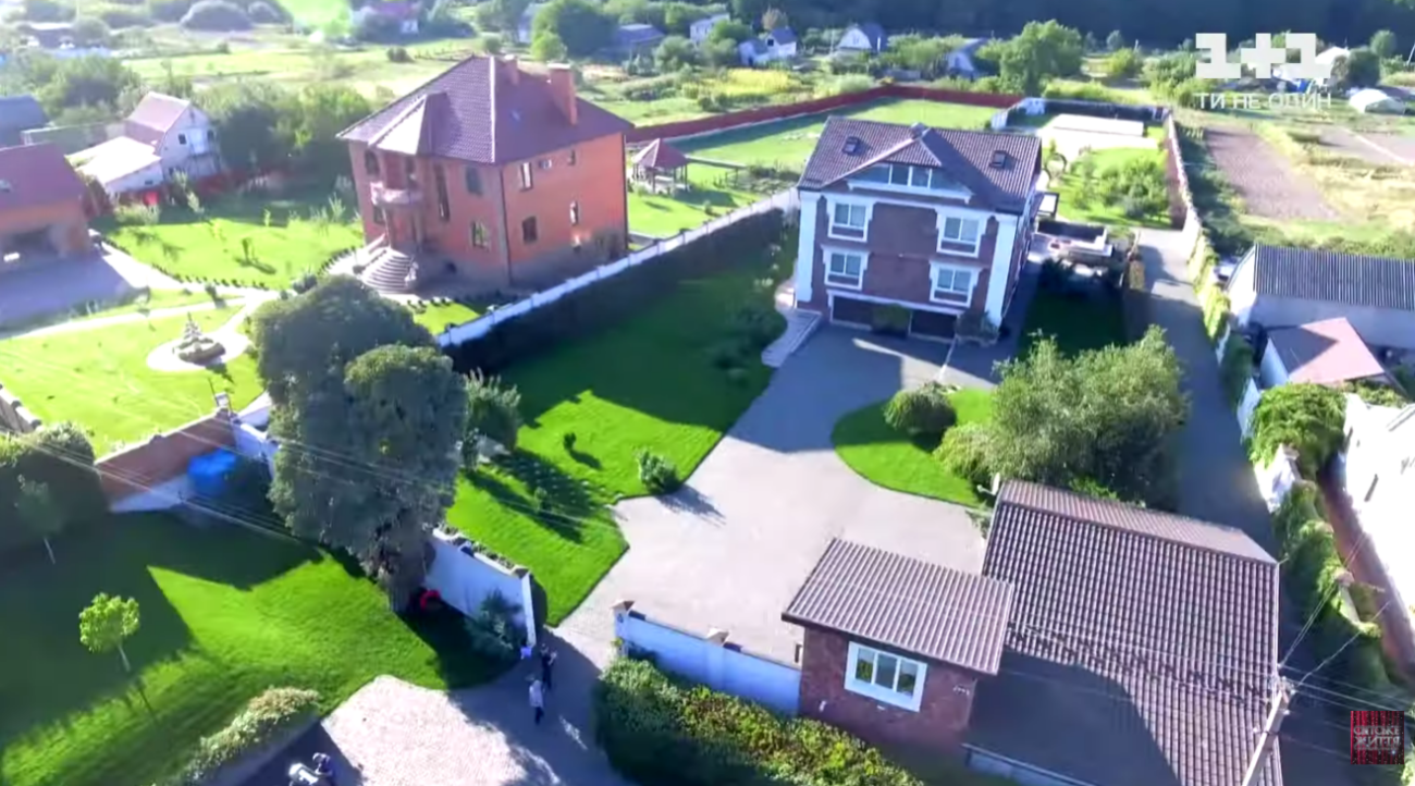 Тіна Кароль похвалилася дизайном своєї спальні з роялем Фото: скріншот відео "Світське життя" каналу 1+1