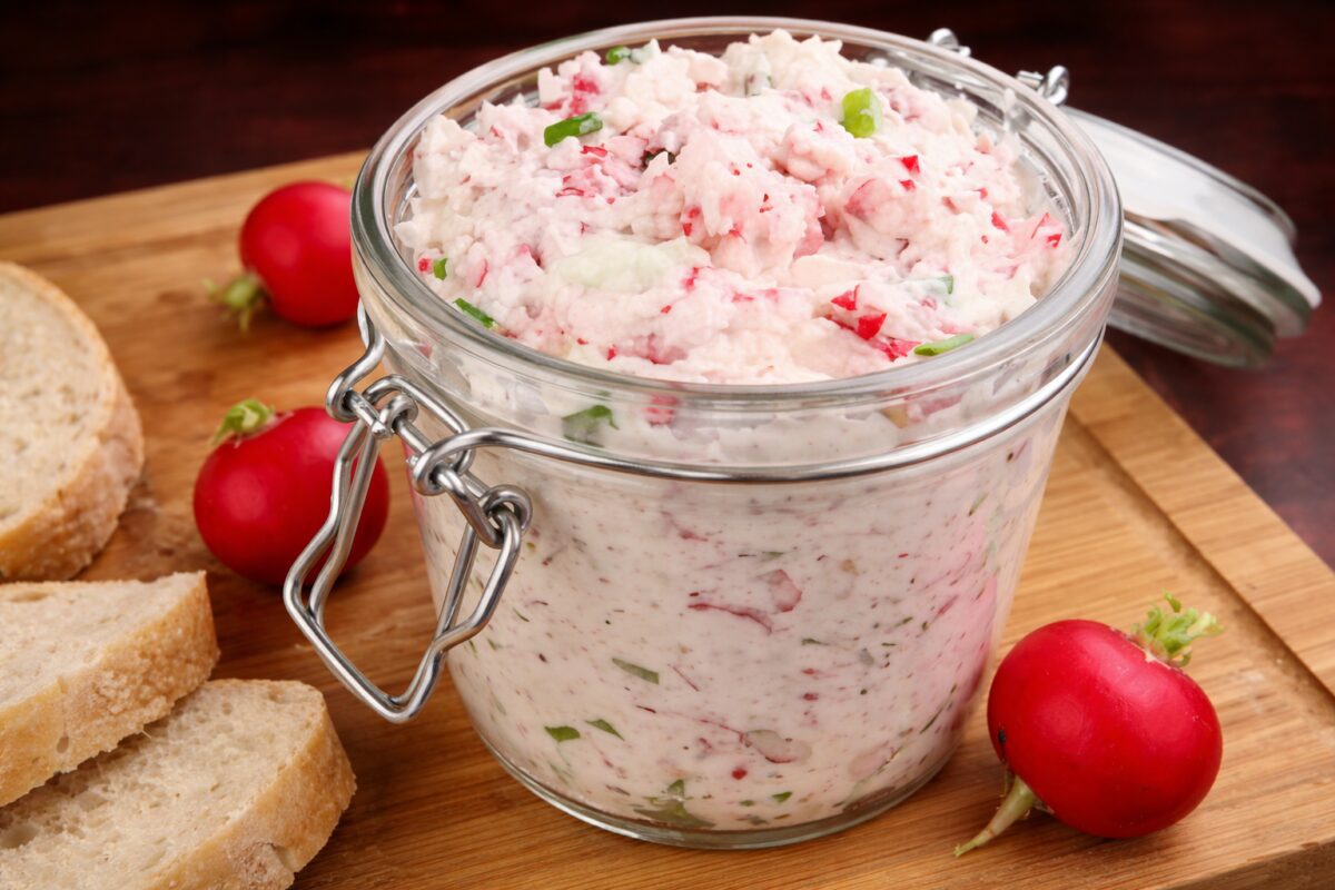Кулінари розсекретили, як приготувати ніжну намазку з редиски. Фото: Сенсація