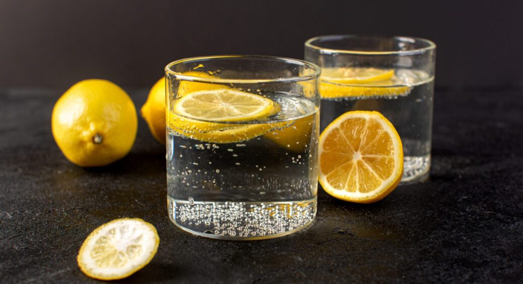 Що буде з людиною, якщо починати ранок зі склянки газованої води. Відповідь експерта 