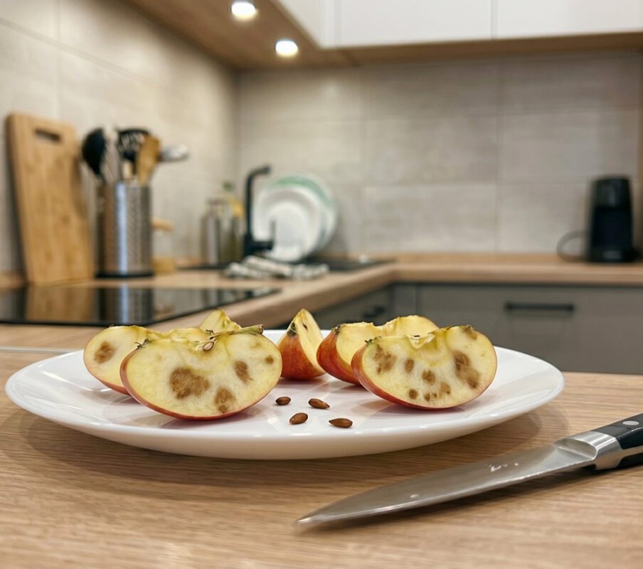 Звідки темні плями на шкірці яблука та чи можна їсти такий фрукт