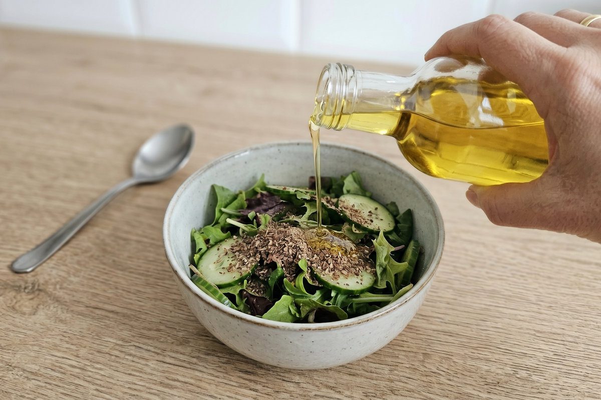 Щоб отримати порцію корисних жирів, достатньо 1-2 чайних ложок оливкової олії