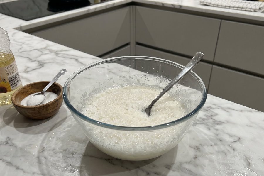 Пухке тісто на кефірі, яке підходить для пиріжків та пирогів з будь-якою начинкою