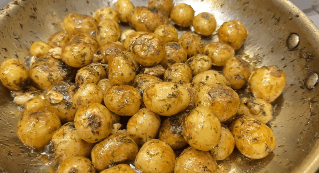 Не лише варена з кропом: як смачно приготувати молоду картоплю на великодній стіл 