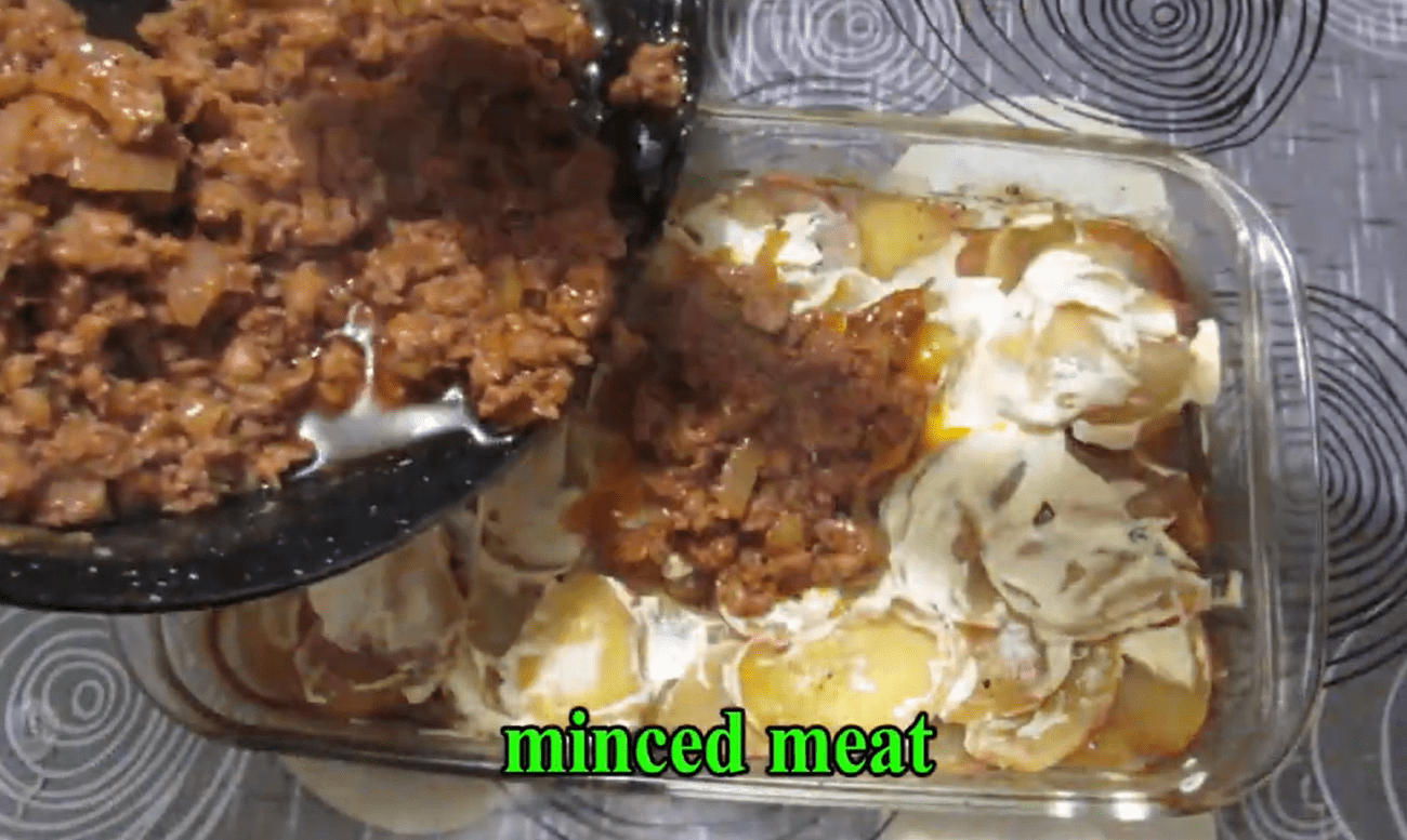 Рецепт швидкої і смачної вечері з картоплі і фаршу. Фото: YouTube Порадник