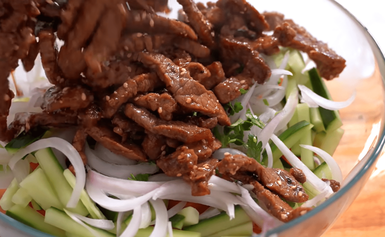 Рецепт ситного і смачного м'ясного салату. Фото: YouTube Alina FooDee