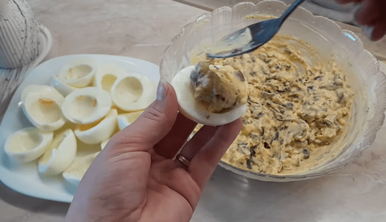 Кулінари поділилися рецептом Королівських фаршированих яєць. Фото: YouTube Смачна кухня з Наталією Данилюк