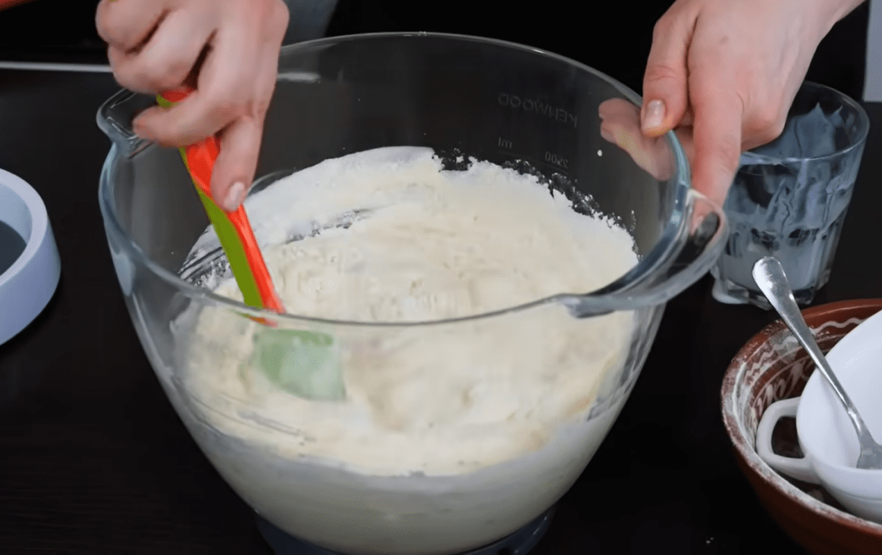 Рецепт смачного і пухкого пирога на кефірі. Фото: YouTube Ольга Матвей