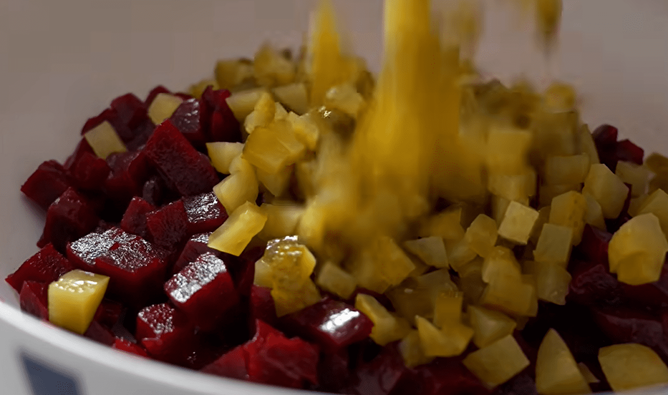 Рецепт дуже смачного і соковитого салату з буряком. Фото: YouTube Alina FooDee