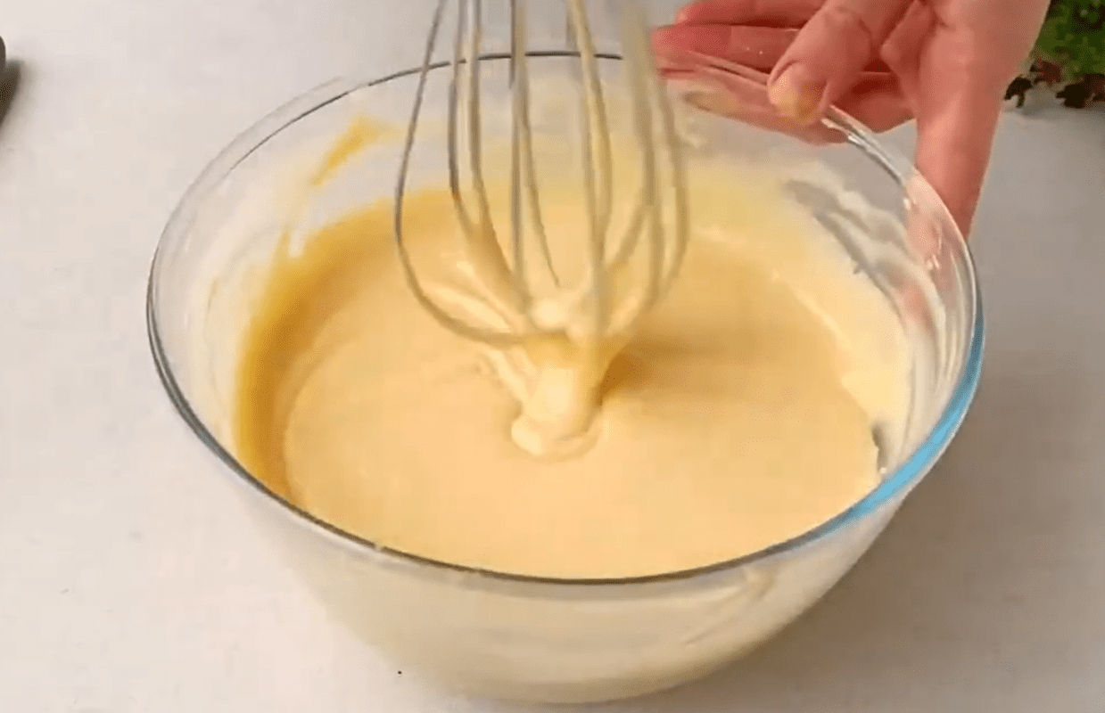 Рецепт дуже пухкого і вологого пирога з простих інгредієнтів. Фото YouTube Kateryna Tarasenko