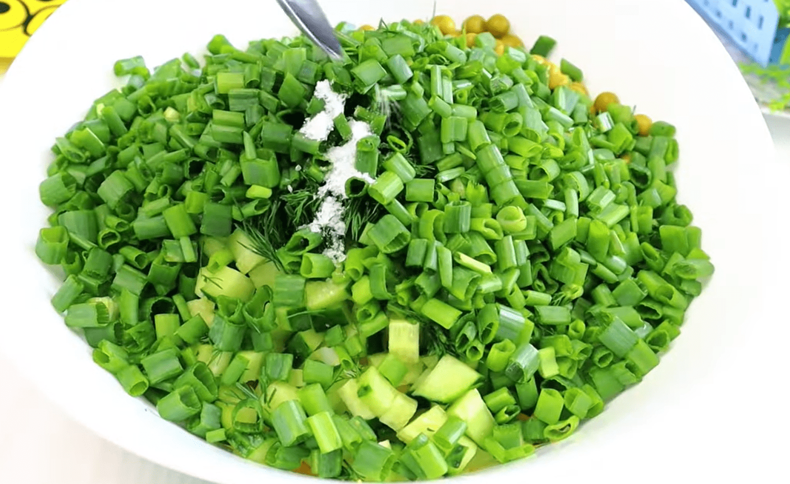 Рецепт смачного та свіжого салату з зеленим горошком