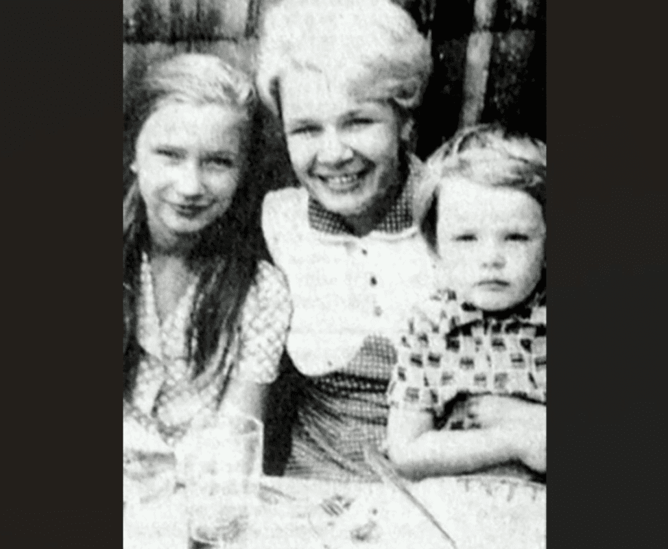 Андрій Данилко показав свою матір і сестру на фото