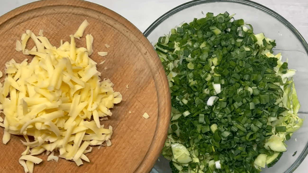 Рецепт смачного весняного салату з капусти з пікантною заправкою. Фото: YouTube Українська кухня кращі традиції