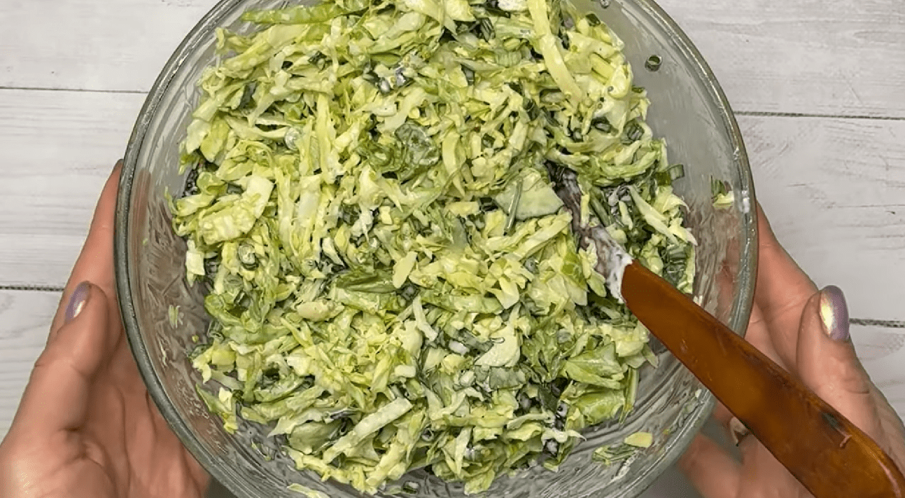 Рецепт смачного весняного салату з капусти з пікантною заправкою. Фото: YouTube Українська кухня кращі традиції