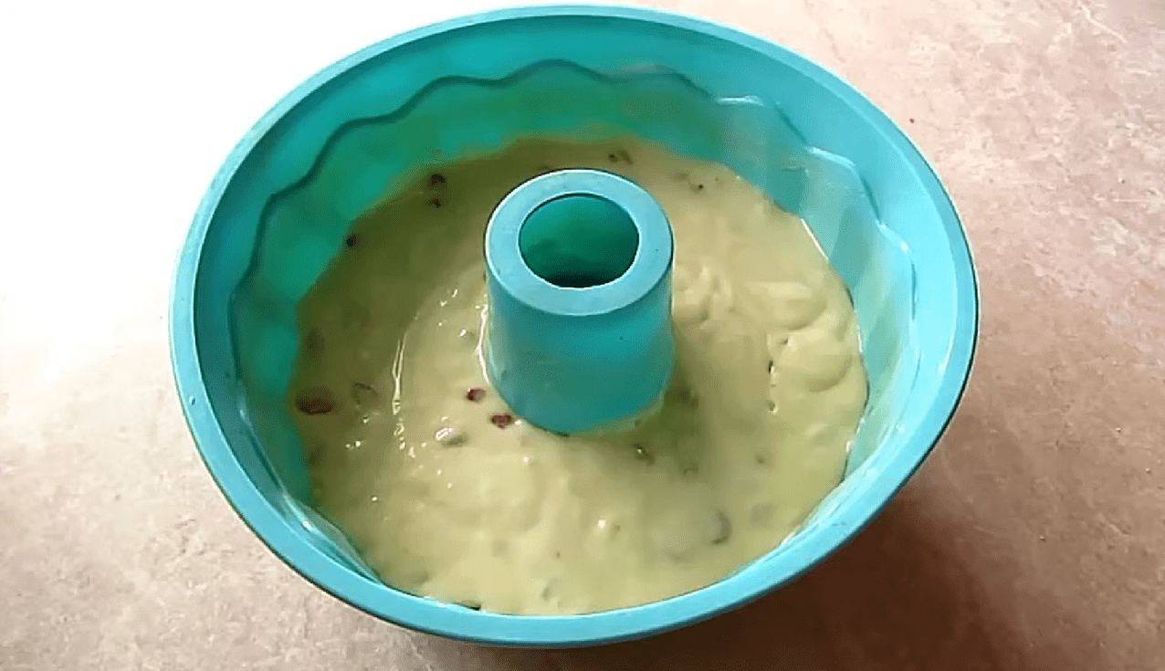 Рецепт пухкого і вологого кекса з родзинками до чаю. Фото: YouTube ТІАНА готувати просто