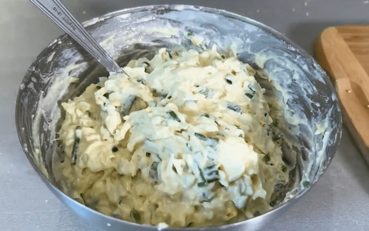 Рецепт швидких і дуже смачних пиріжків на сковороді. Фото: скриншот з відео