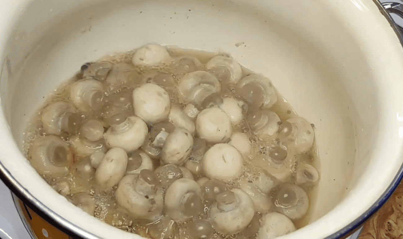 Рецепт простого, але дуже смачного салату з шинкою та грибами. Фото: YouTube Катерина Бобилєва